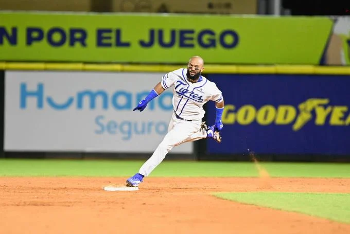 Emilio Bonifacio comanda triunfo del Licey sobre el Escogido