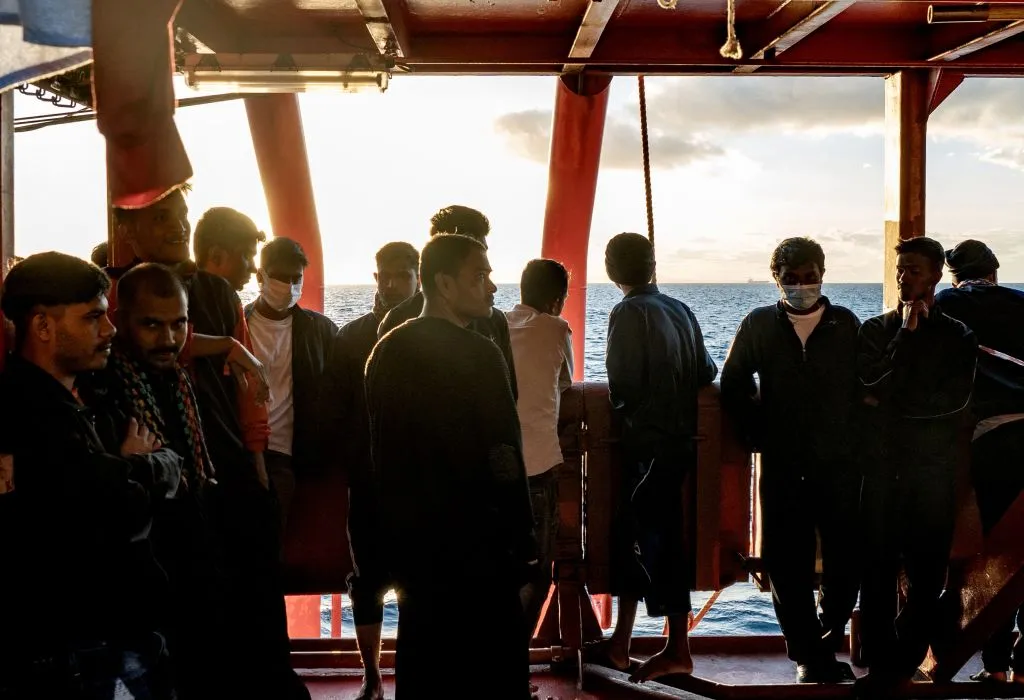 Más de 200 migrantes están en el limbo por una disputa entre Francia e Italia