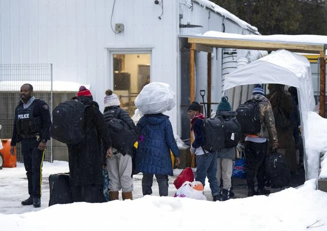“El sueño americano ahora se llama Canadá”: Cientos de personas dejan Nueva York a diario