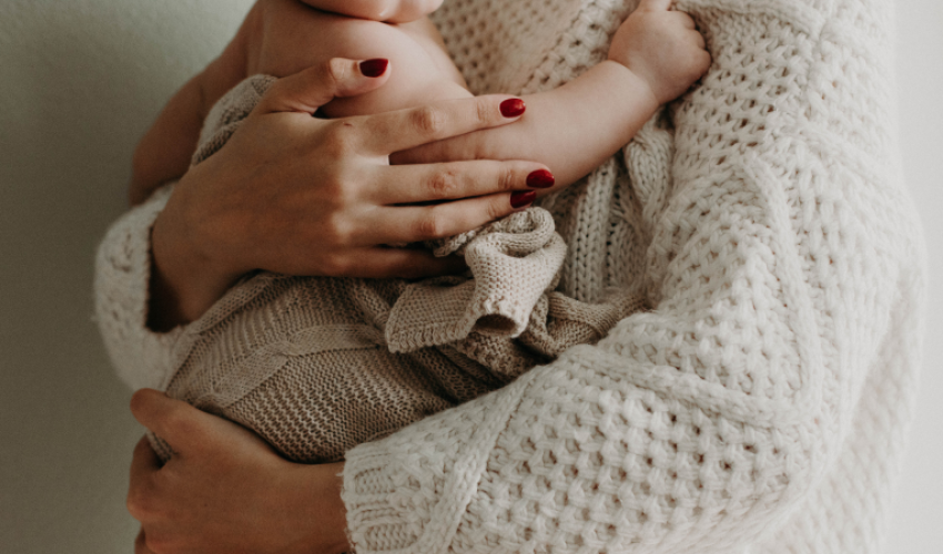 Brecha salarial entre madres latinas en EE.UU.