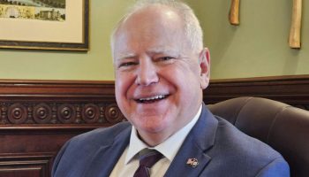 Perfil: Tim Walz, el “hombre tranquilo” que será el compañero de boleta de Kamala Harris