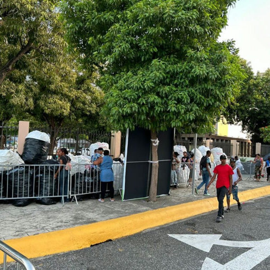 Desde hoy, ciudadanos hacen filas para «Plásticos por Escolares» de la ADN