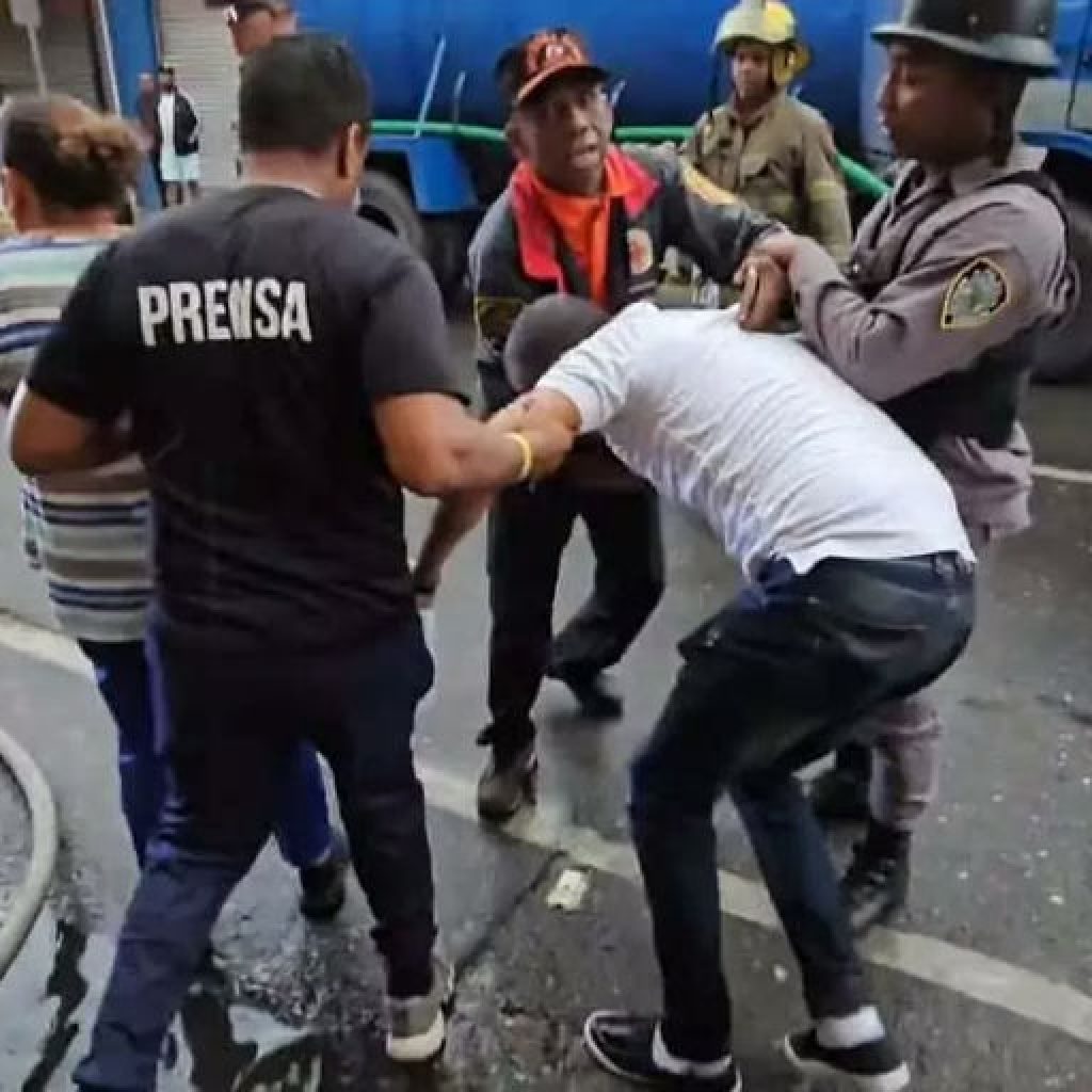 Aplazan medida de coerción contra agente que agredió reportero gráfico y periodistas en Santiago