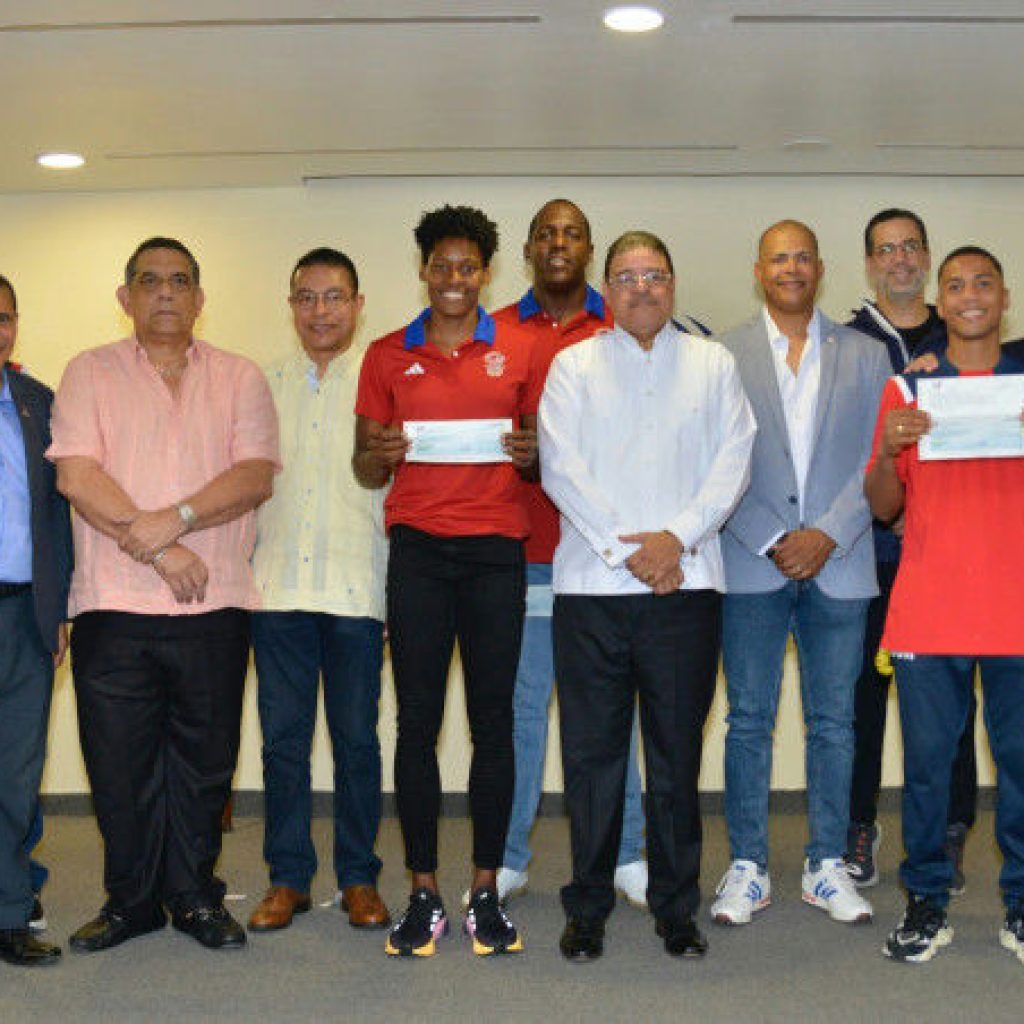 El Ministro Francisco Camacho entrega incentivos a medallistas