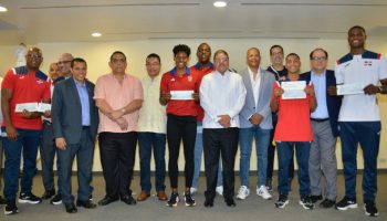 El Ministro Francisco Camacho entrega incentivos a medallistas