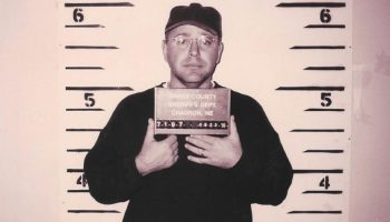 Publican foto de ficha policial del compañero de fórmula de Kamala Harris