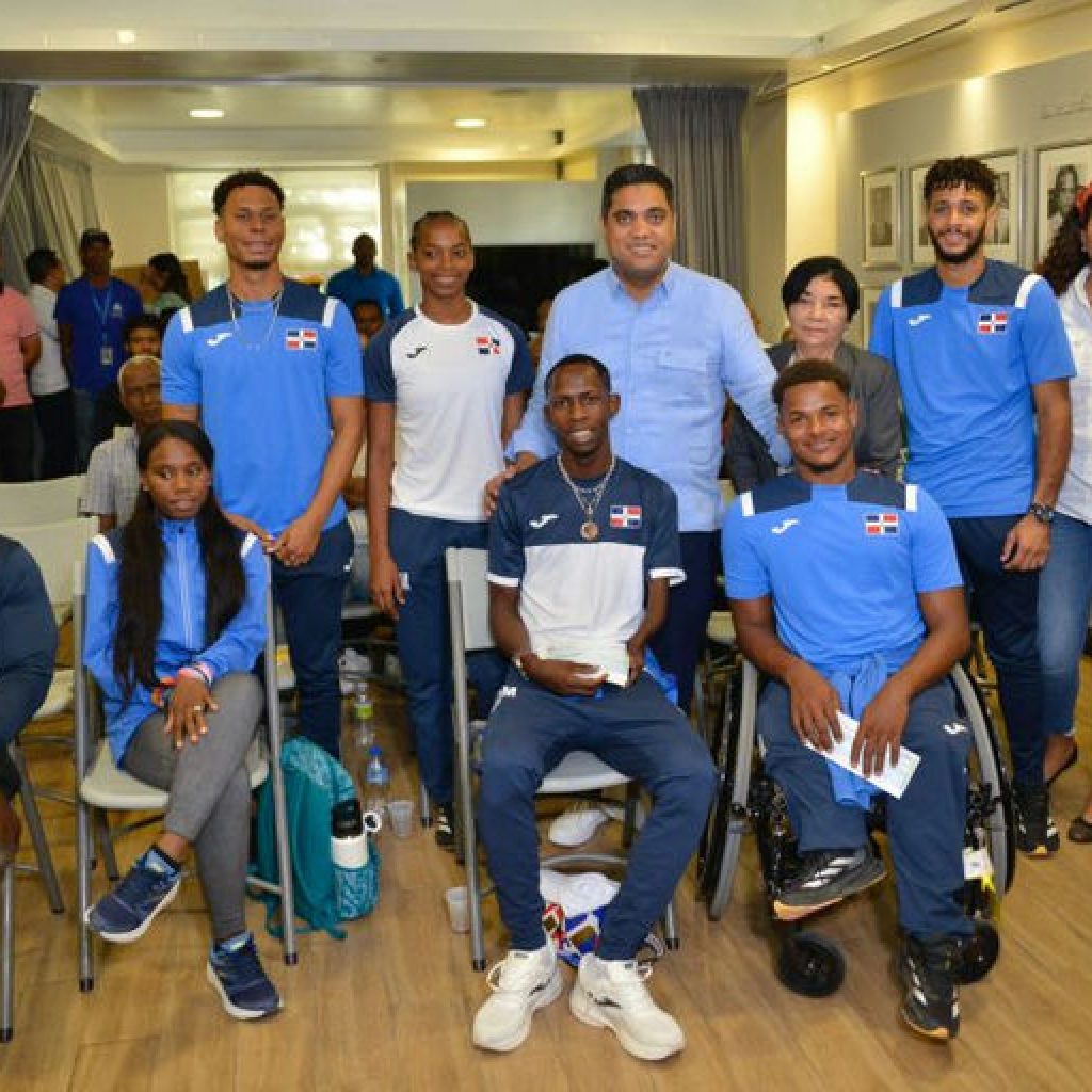 Ministro de Deportes, Kelvin Cruz, entrega de incentivos a los atletas paralímpicos