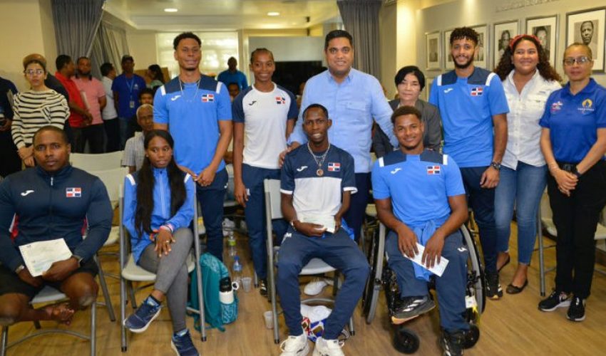 Ministro de Deportes, Kelvin Cruz, entrega de incentivos a los atletas paralímpicos
