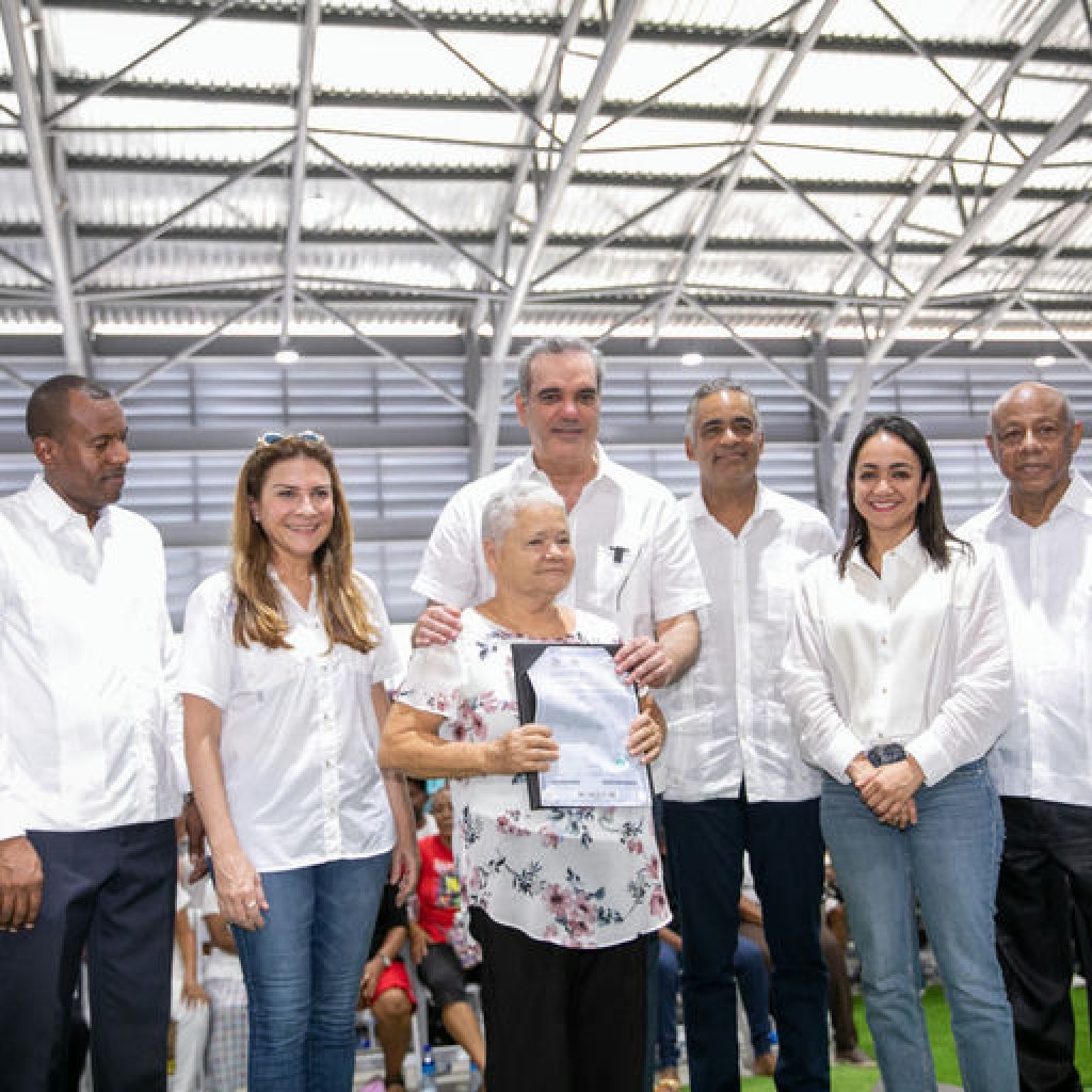 Impacto Histórico: Abinader Entrega 100,000 Títulos de Propiedad y Cambia Vidas