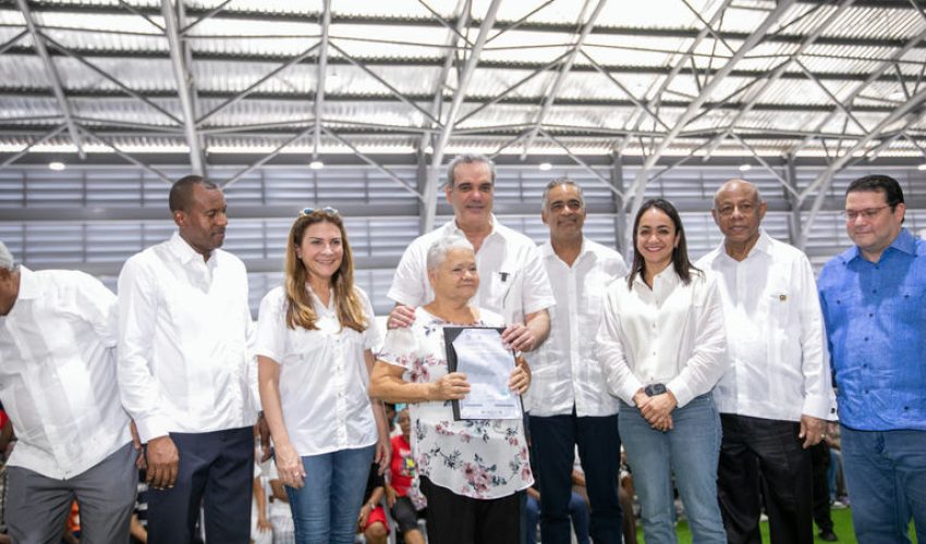 Impacto Histórico: Abinader Entrega 100,000 Títulos de Propiedad y Cambia Vidas