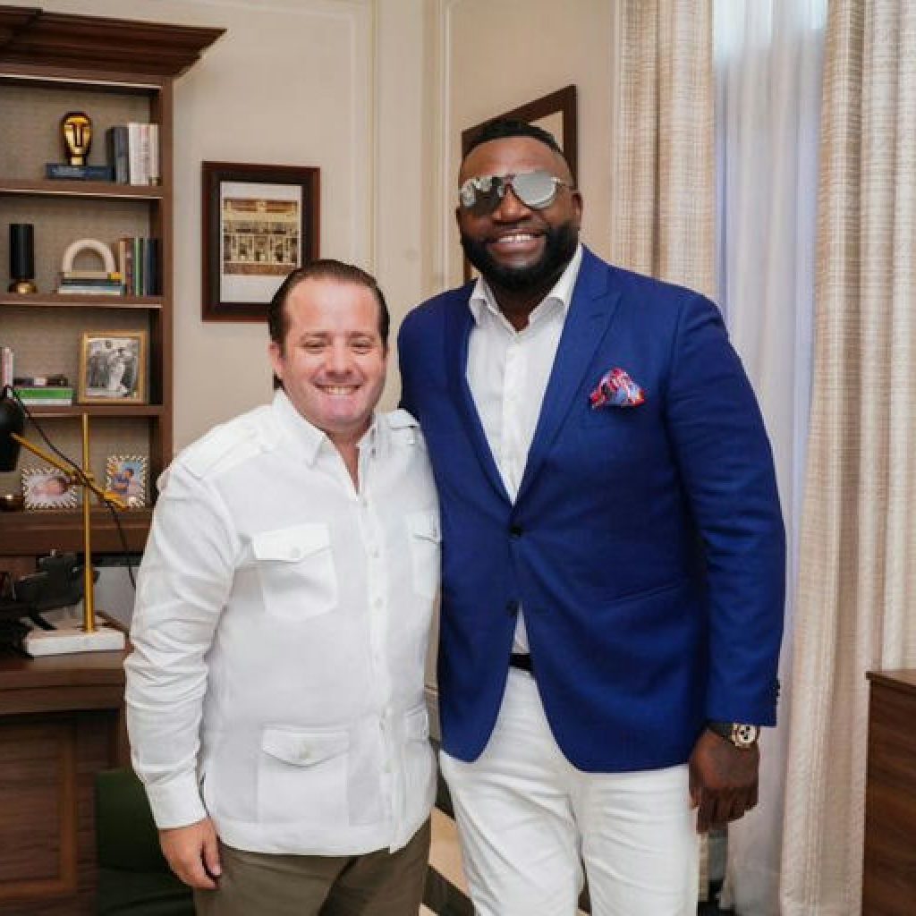 David Ortiz visita al ministro de la Presidencia, José Paliza, para promover el béisbol invernal en Nueva York
