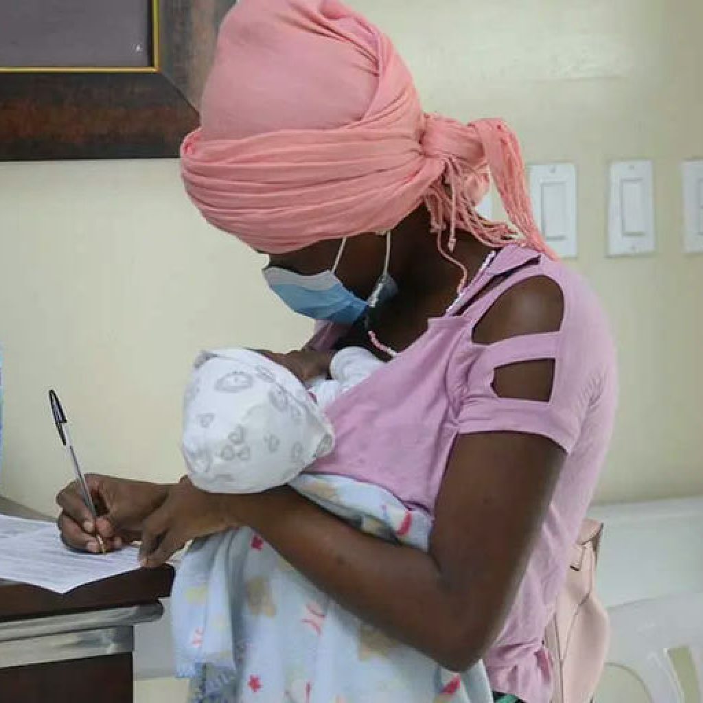 Denuncia hospitales no están registrando en «libro rosado» a hijos de padres extranjeros