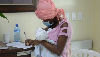 Denuncia hospitales no están registrando en «libro rosado» a hijos de padres extranjeros