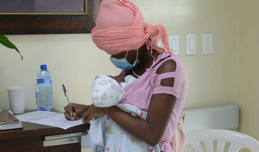 Denuncia hospitales no están registrando en «libro rosado» a hijos de padres extranjeros