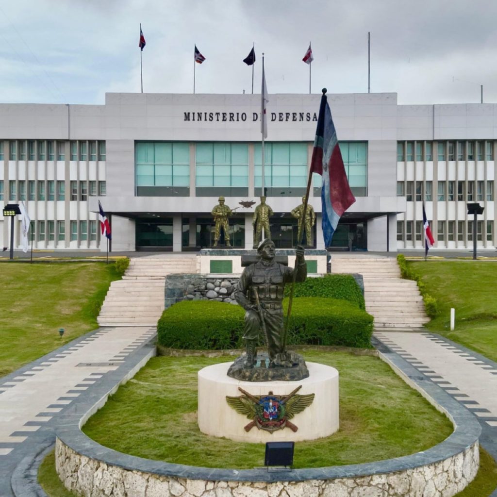 PRESIDENTE ABINADER DISPONE QUE MINISTERIO DE DEFENSA AMPLÍE COBERTURA HASTA 100 % PARA SERVICIOS DE SALUD QUE RECIBEN MIEMBROS FF.AA.
