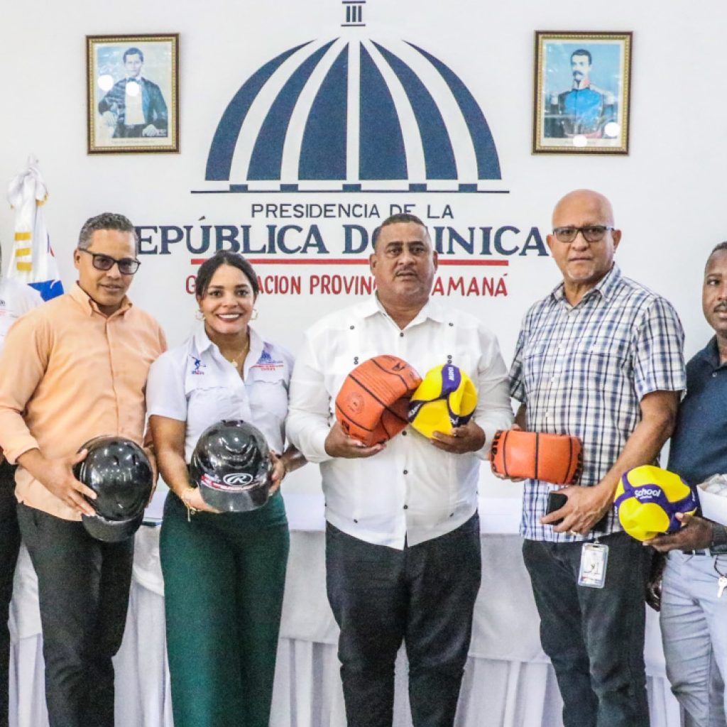 INEFI ENTREGA 38 CANCHAS REMOZADAS Y UTILERÍAS DEPORTIVAS, EN SAMANÁ