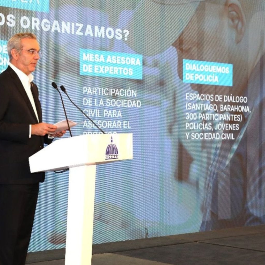 PRESIDENTE ABINADER PRESENTA LA NUEVA IMAGEN DE LA POLICÍA NACIONAL