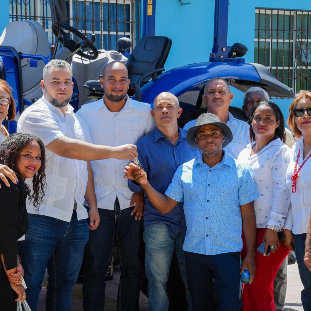 FEDA DONA A AGRICULTORES DE VICENTE NOBLE UN TRACTOR VALORADO EN MÁS DE DOS MILLONES DE PESOS