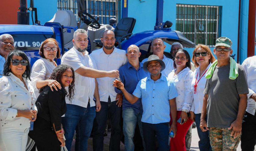 Feda Dona A Agricultores De Vicente Noble Un Tractor Valorado En Más De Dos Millones De Pesos
