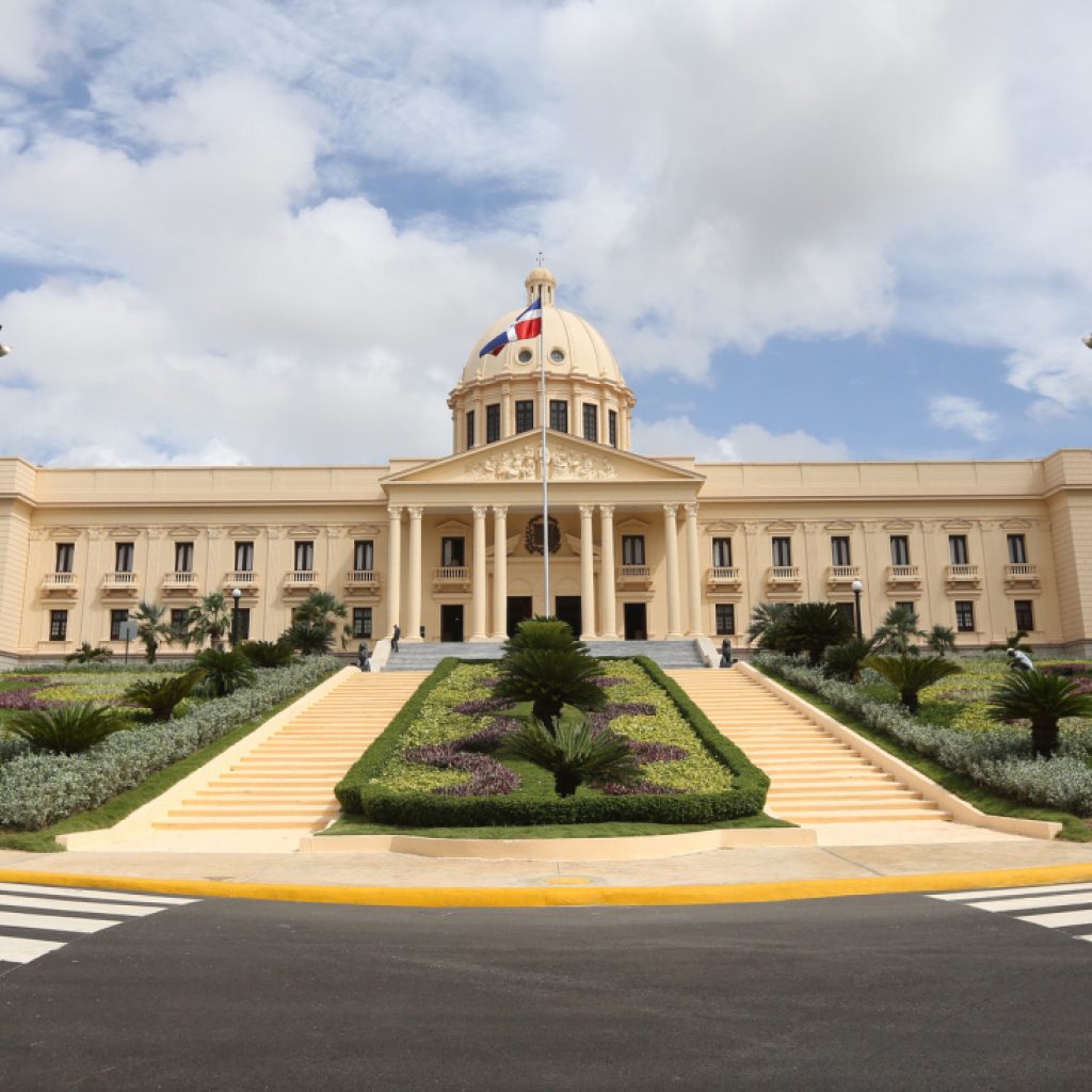 PRESIDENTE ABINADER DESIGNA DIRECTOR GENERAL DE INFORMACIÓN Y DEFENSA DE LOS AFILIADOS Y RATIFICA TESORERO DE LA SEGURIDAD SOCIAL