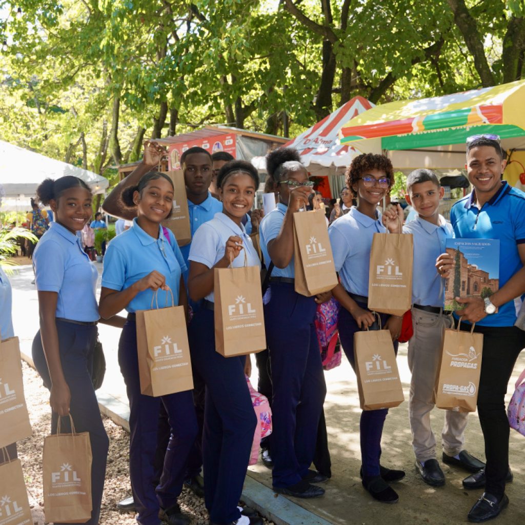 Estudiantes acuden masivamente a la Feria del Libro 2024