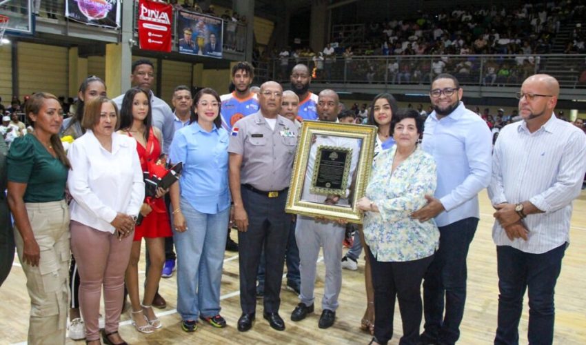 Asociación De Baloncesto Seibano Reconoce Al Mayor General Guzmán Peralta