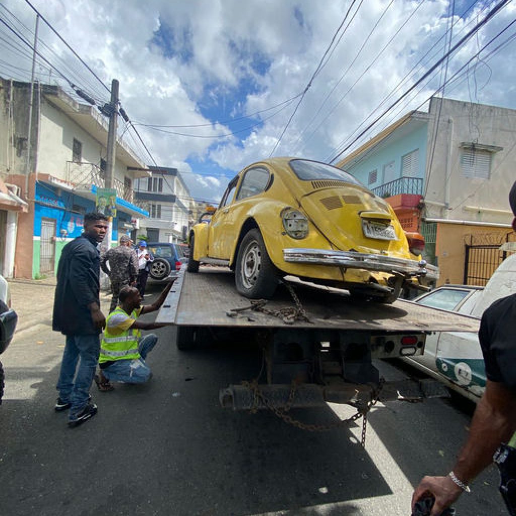 Alcaldía del Distrito Nacional retira chatarras durante operativo en Villa Juana