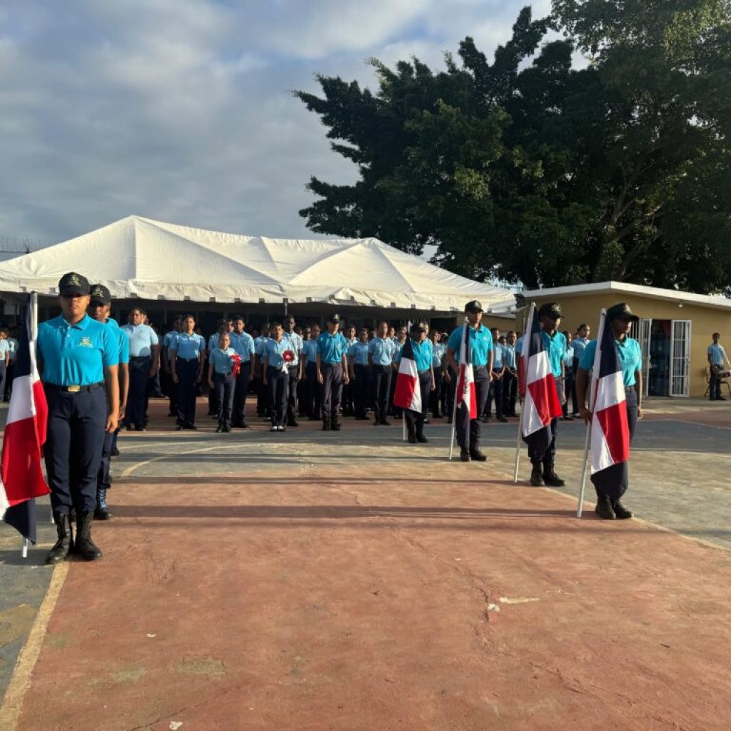 POLICÍA JUDICIAL NNA PARTICIPA EN IZADA DE BANDERA EN EL CENTRO EDUCATIVO JOSEFA PERDOMO EN SDE