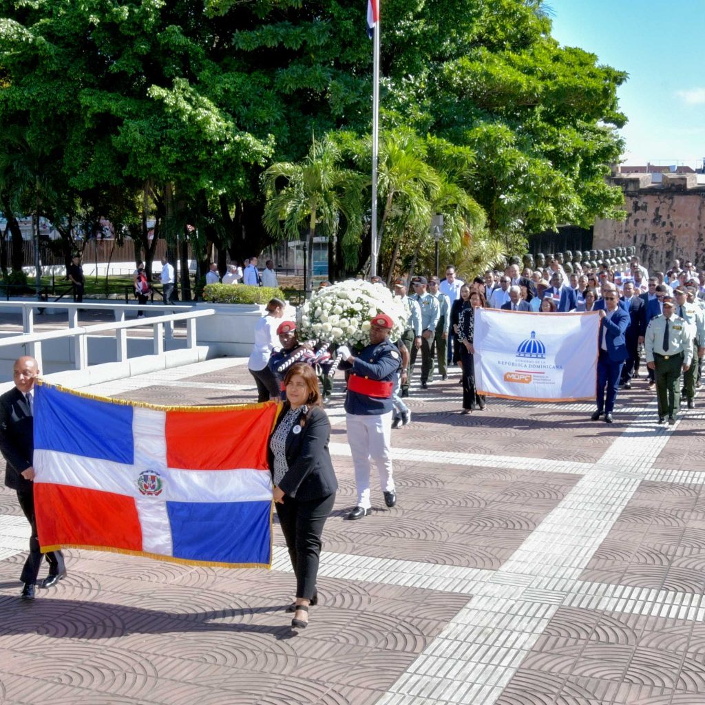 MOPC HONRA A LOS PADRES DE LA PATRIA CON UNA OFRENDA FLORAL