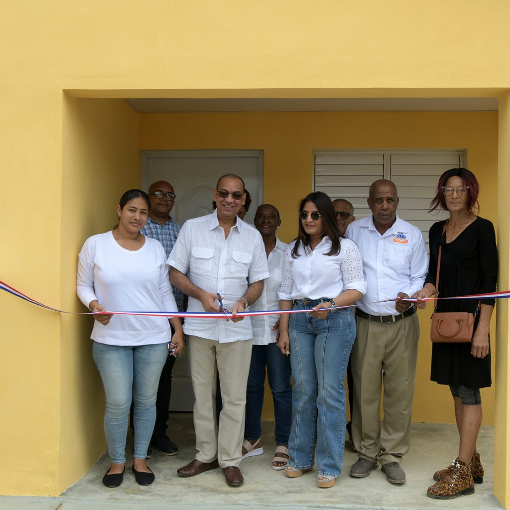 Obras Públicas entrega vivienda a familia de escasos recursos en barrio La Hondonada