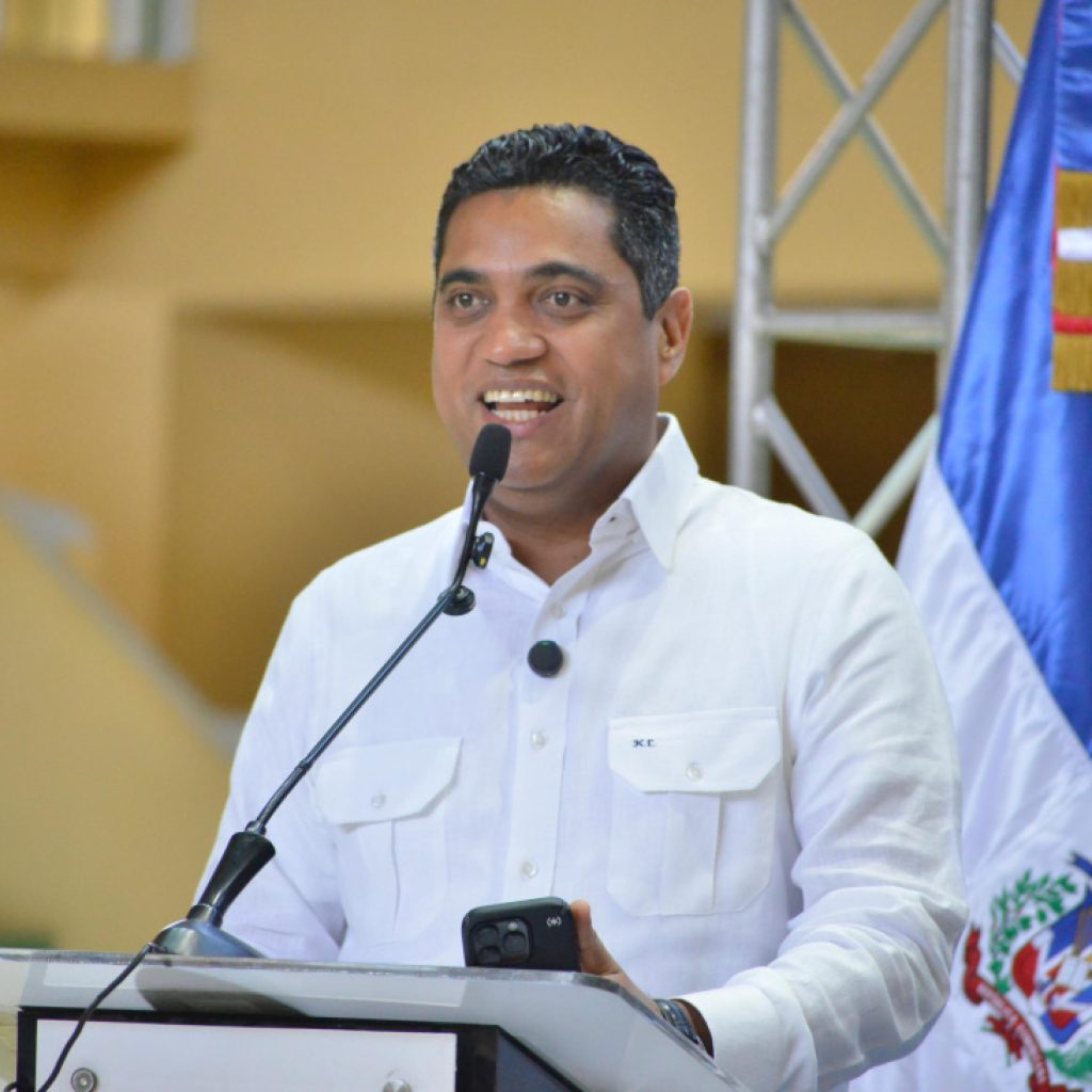 MINISTRO DE DEPORTES ENTREGA 16.3 MILLONES PARA EL REMOZAMIENTO DEL MULTIUSO ROLANDO RAMÍREZ EN SAN PEDRO DE MACORÍS