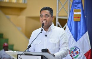 Ministro De Deportes Entrega 16.3 Millones Para El Remozamiento Del Multiuso Rolando Ramírez En San Pedro De Macorís