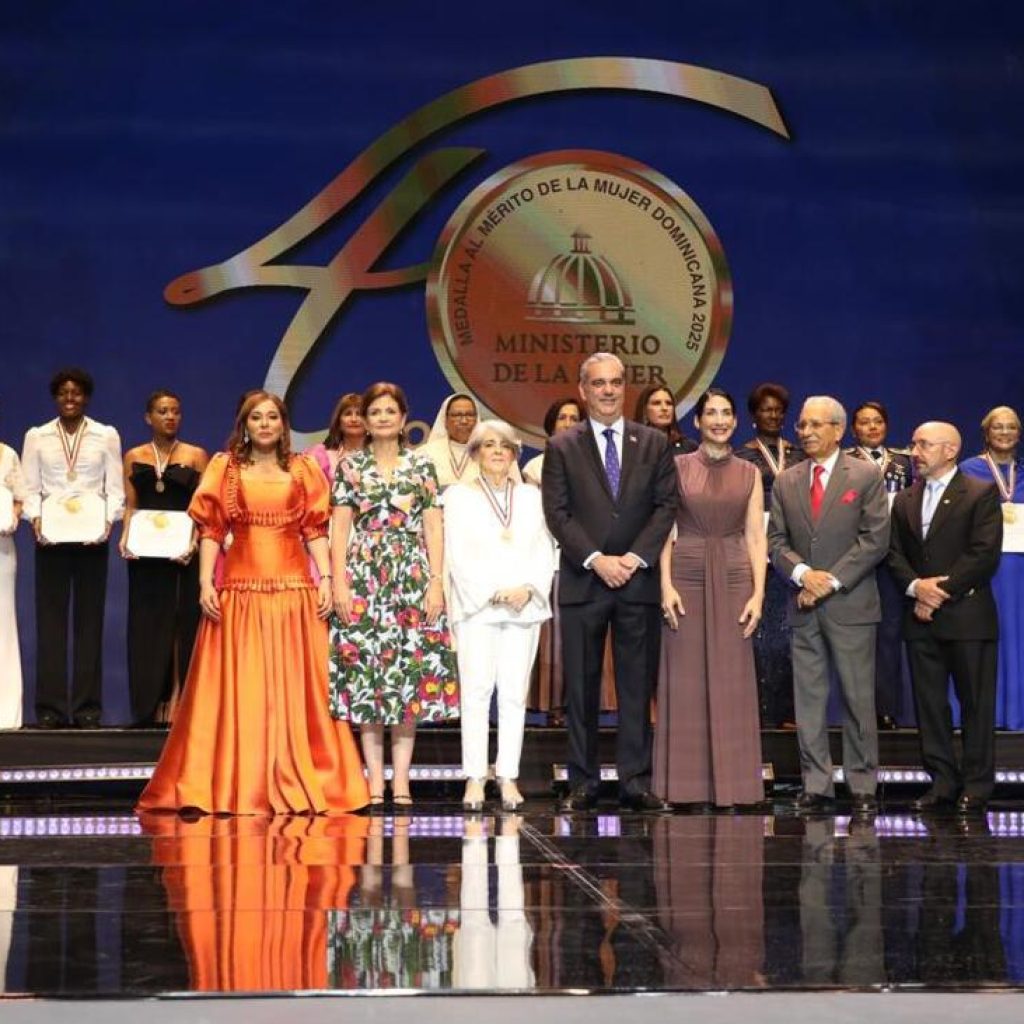 PRESIDENTE ABINADER OTORGA LA MEDALLA AL MÉRITO DE LA MUJER A 16 DOMINICANAS POR SU DESTACADA TRAYECTORIA