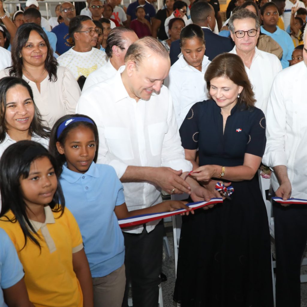 VICEPRESIDENTA RAQUEL PEÑA INAUGURA UN NUEVO CENTRO EDUCATIVO EN SANTIAGO PARA MÁS DE 700 ESTUDIANTES