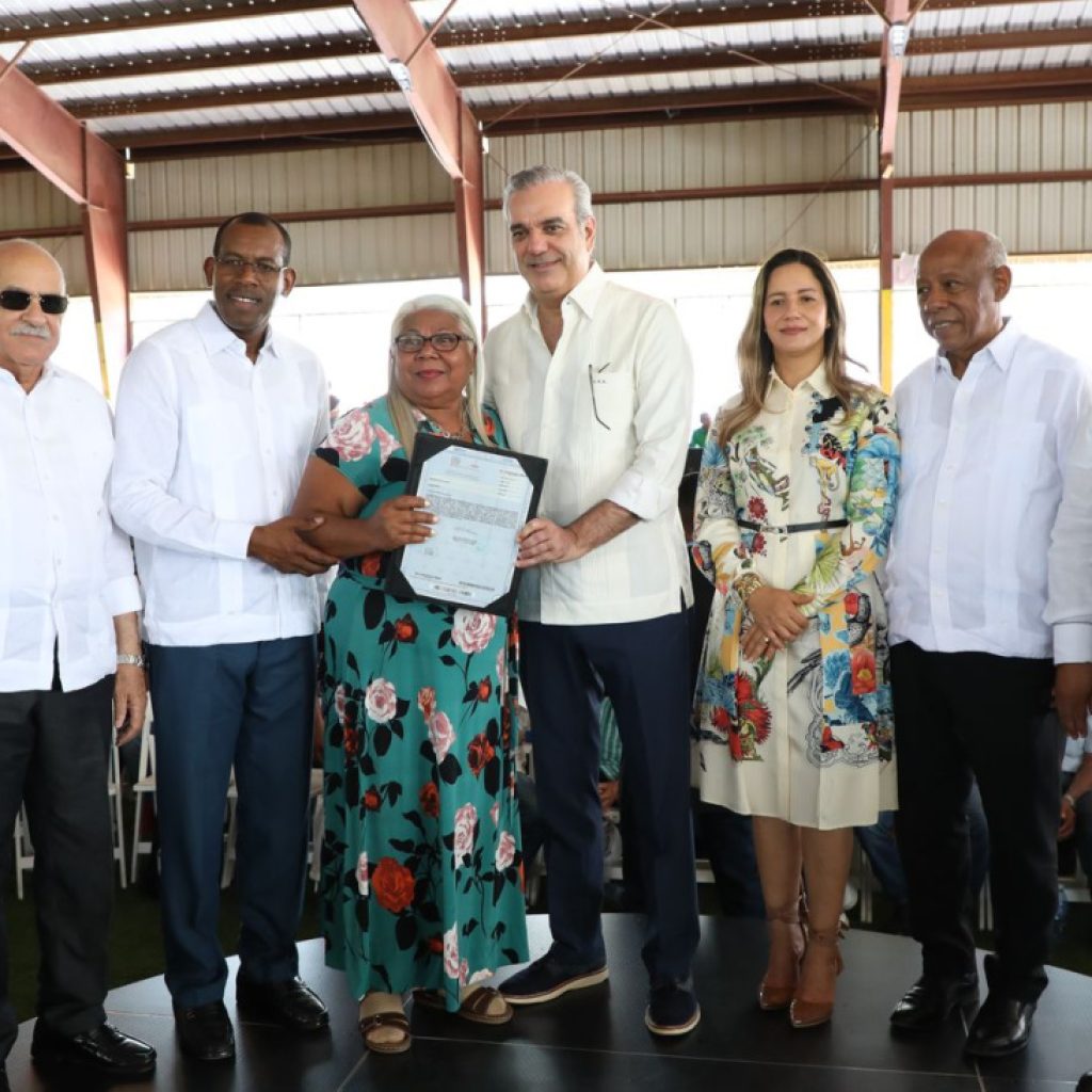 PRESIDENTE ABINADER ENTREGA 819 TÍTULOS DE PROPIEDAD DE UN TOTAL DE 1,955 QUE IMPACTAN A MÁS DE 7,820 PERSONAS DE ESPERANZA, VALVERDE