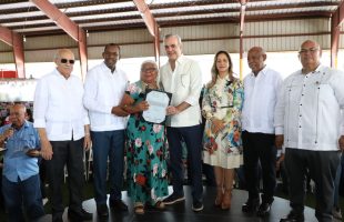 Presidente Abinader Entrega 819 Títulos De Propiedad De Un Total De 1,955 Que Impactan A Más De 7,820 Personas De Esperanza, Valverde