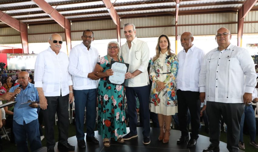 Presidente Abinader Entrega 819 Títulos De Propiedad De Un Total De 1,955 Que Impactan A Más De 7,820 Personas De Esperanza, Valverde