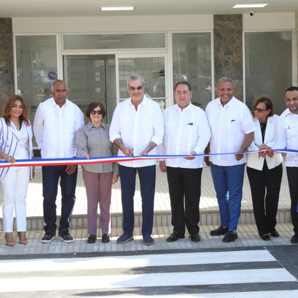 PRESIDENTE ABINADER INAUGURA HOSPITAL PROVINCIAL NUESTRA SEÑORA DE REGLA EN BANÍ Y CENTRO DEPORTIVO COMUNITARIO EN SABANA YEGUA, AZUA