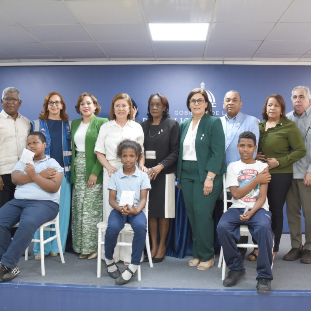 Ministro Víctor Atallah anuncia que niños serán vacunados contra el VPH, por primera vez en el país