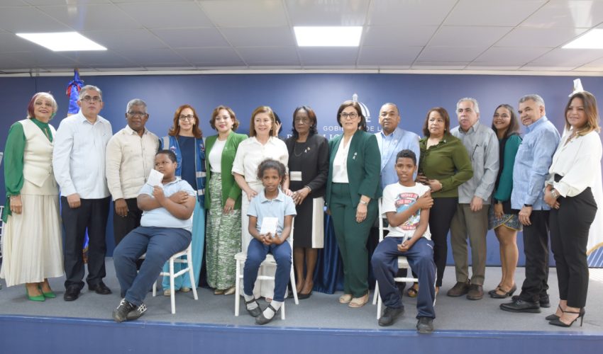 Ministro Víctor Atallah Anuncia Que Niños Serán Vacunados Contra El Vph, Por Primera Vez En El País